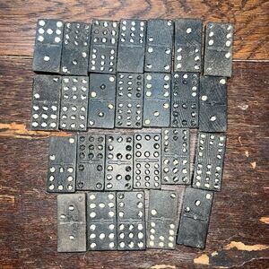 Incomplete vintage lion dice set (25 pcs)